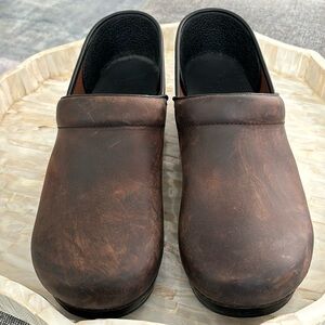 Dansko men’s brown oiled leather clogs. WIDE FIT
